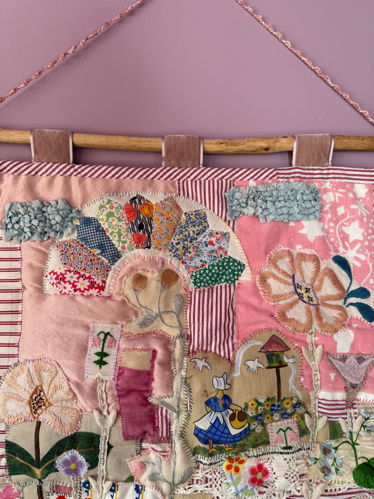 TAPESTRY GIRL IN FLOWER BED - CRÈME de la CRÈME à la HELLE