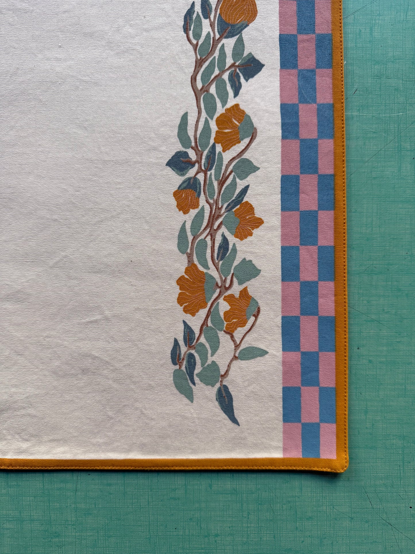 4 PLACEMATS