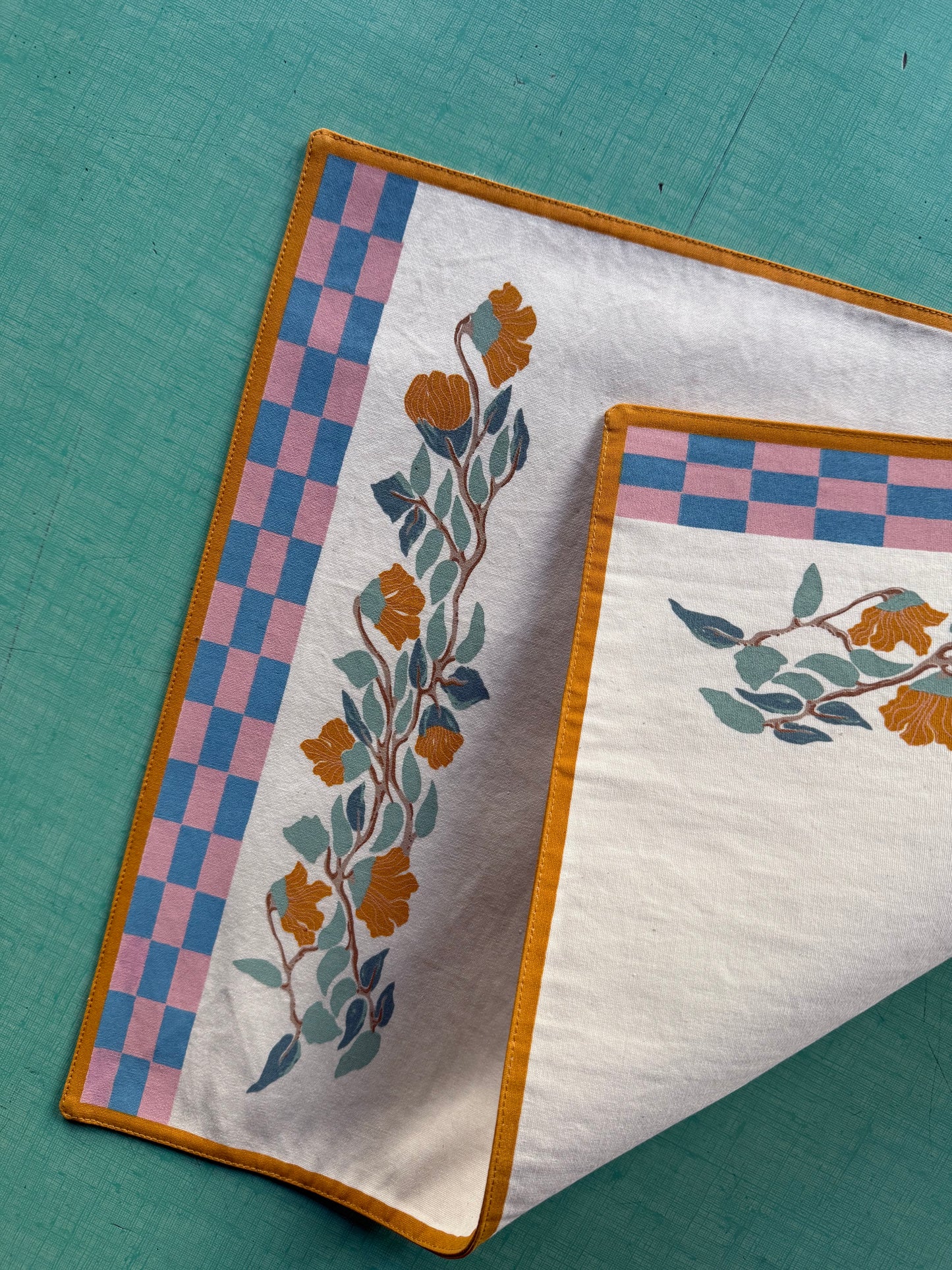 4 PLACEMATS