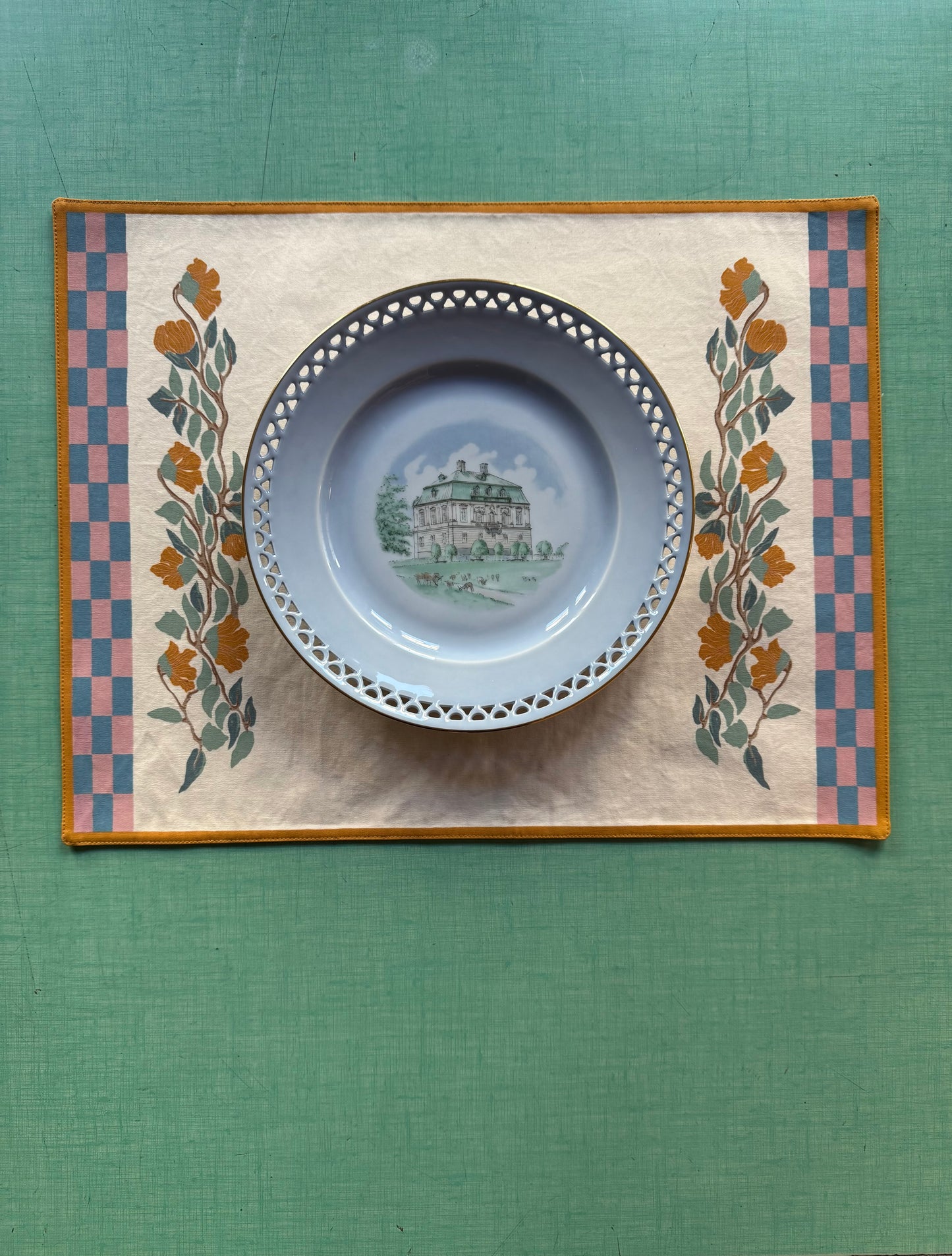 4 PLACEMATS