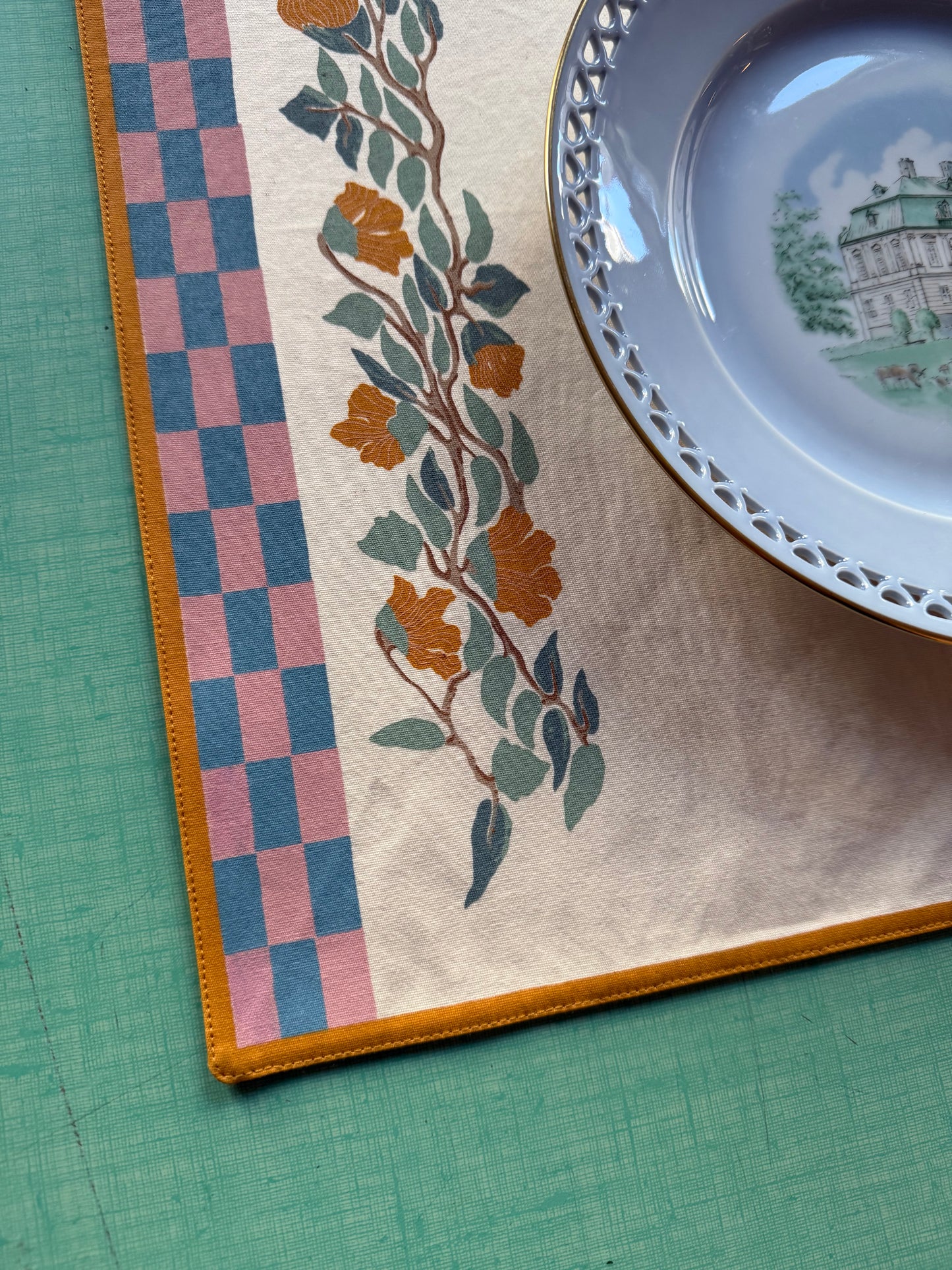 4 PLACEMATS