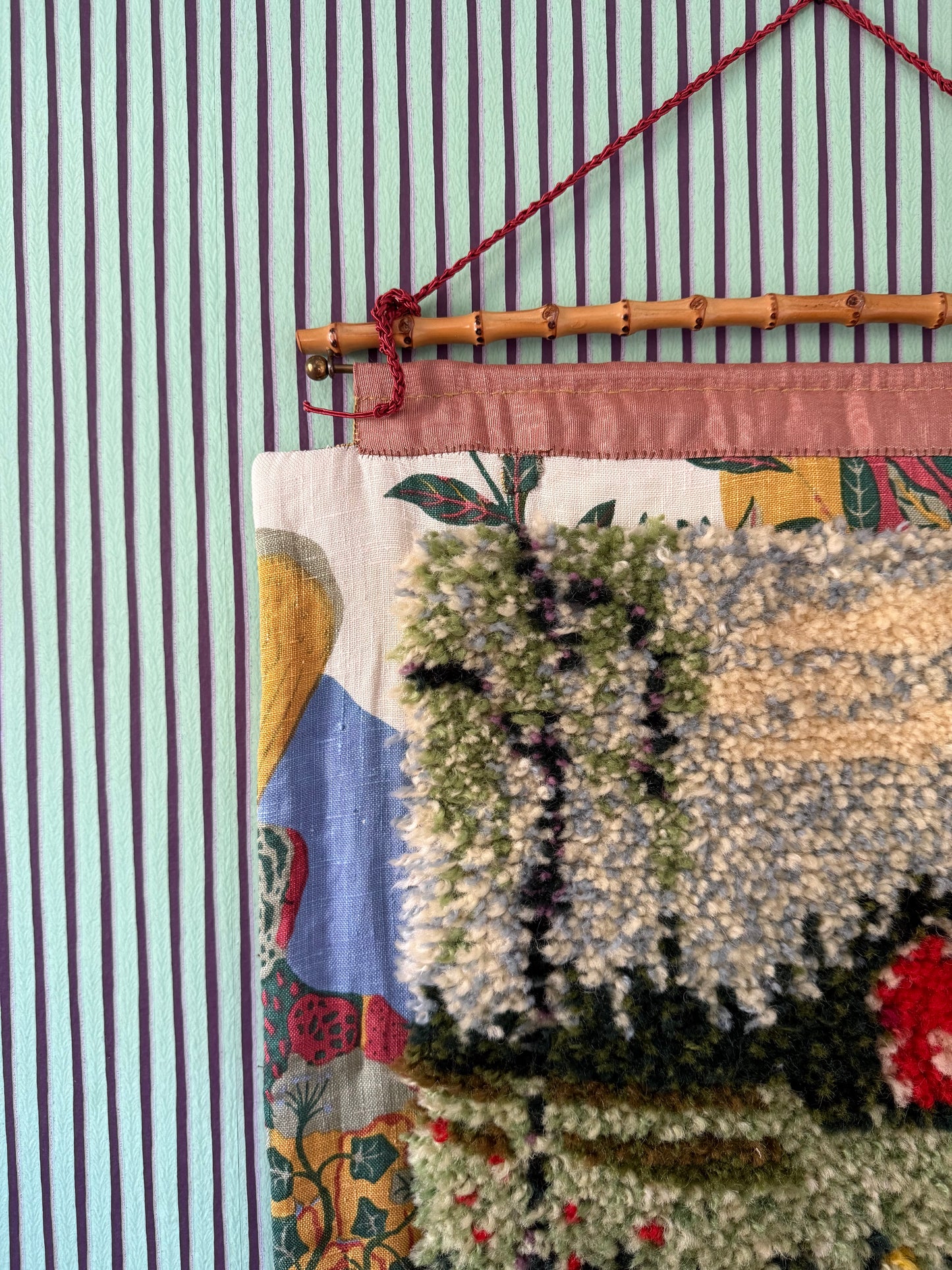 RUG ON WALL - CRÈME de la CRÈME à la HELLE