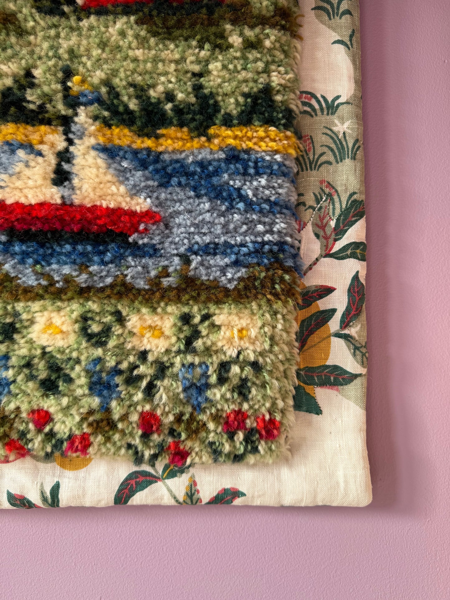 RUG ON WALL - CRÈME de la CRÈME à la HELLE