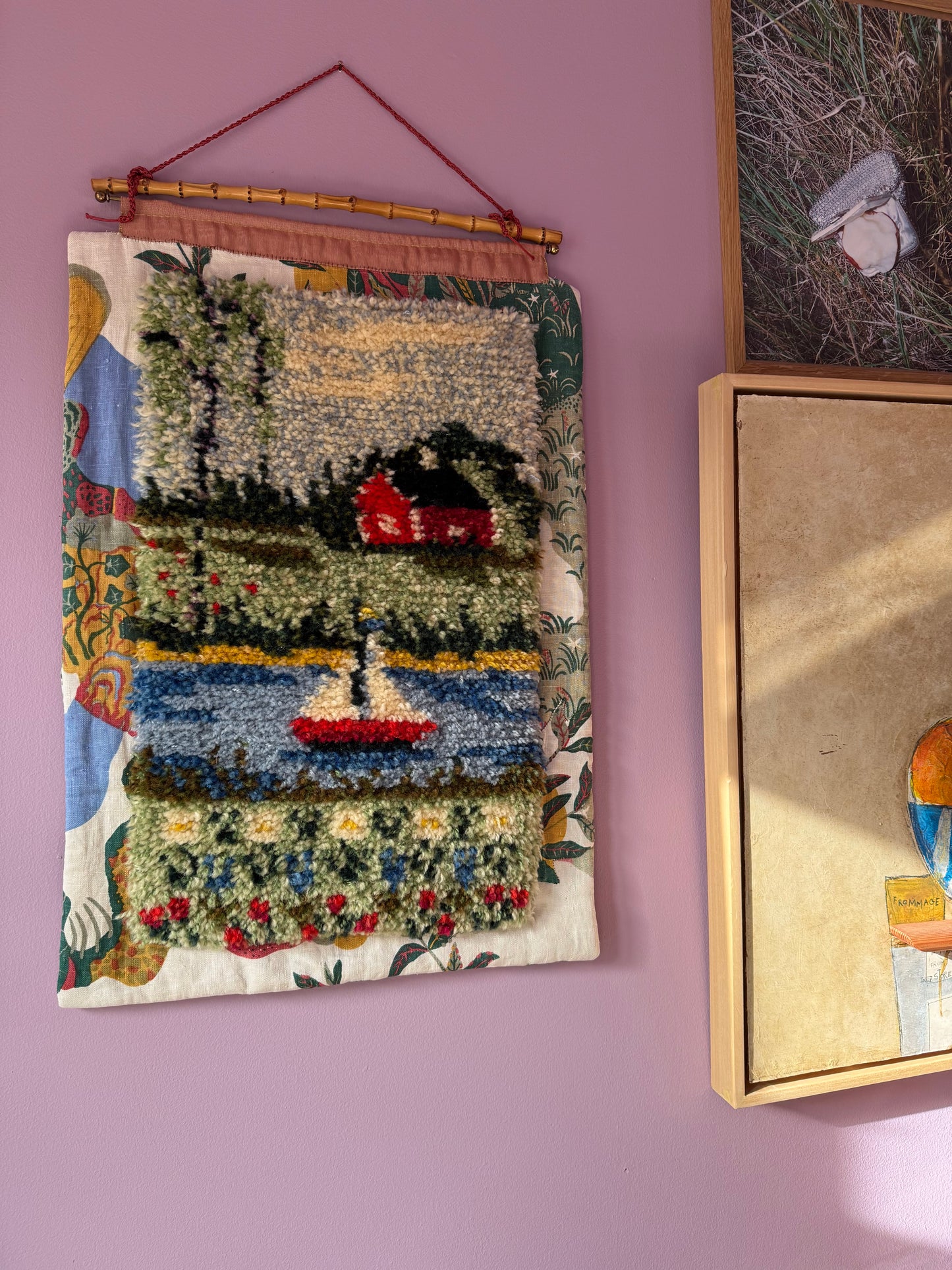 RUG ON WALL - CRÈME de la CRÈME à la HELLE