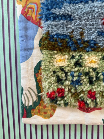 RUG ON WALL - CRÈME de la CRÈME à la HELLE