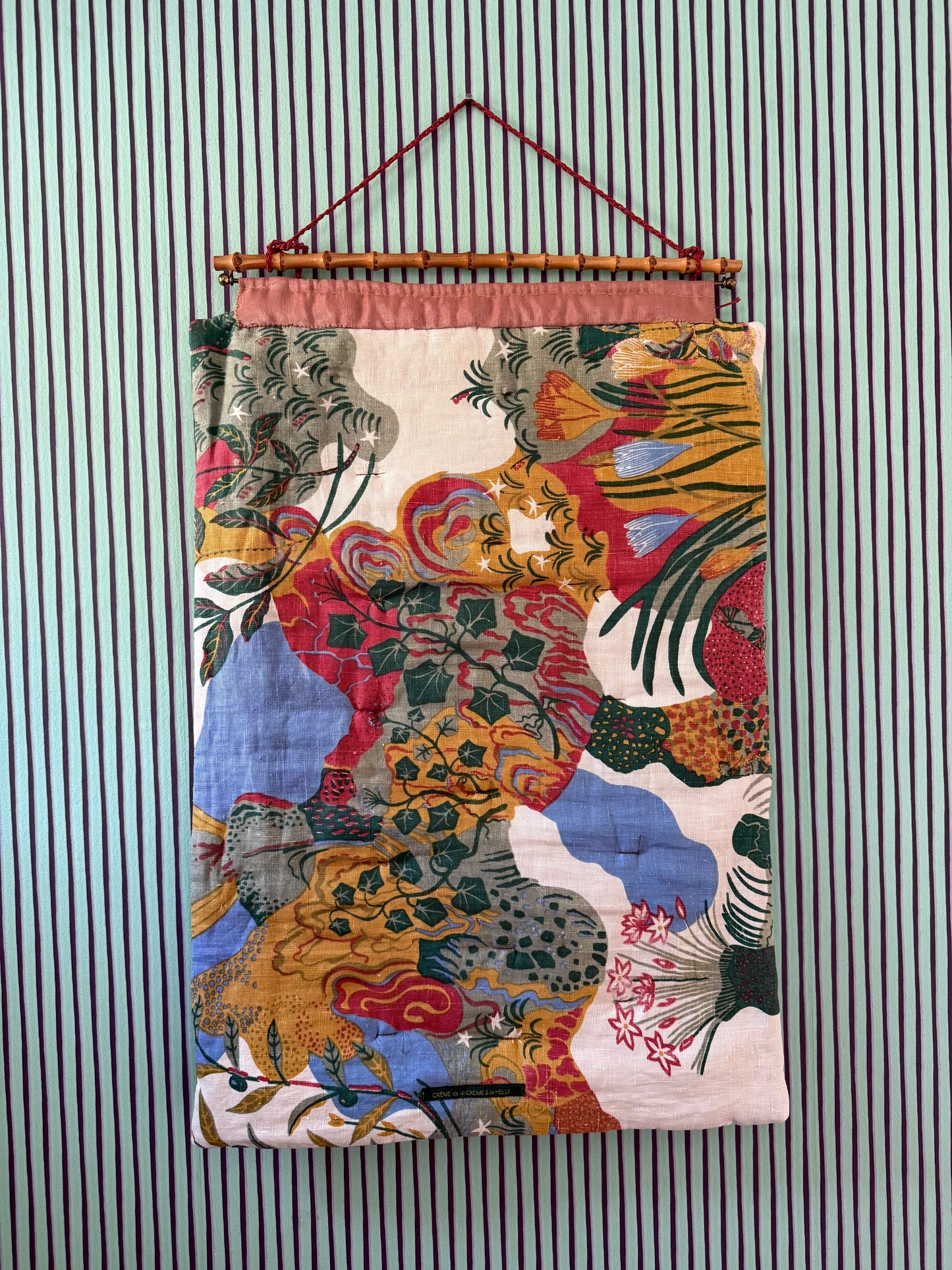 RUG ON WALL - CRÈME de la CRÈME à la HELLE