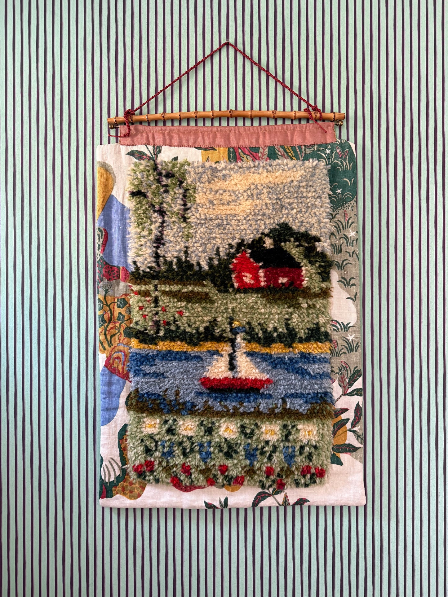 RUG ON WALL - CRÈME de la CRÈME à la HELLE