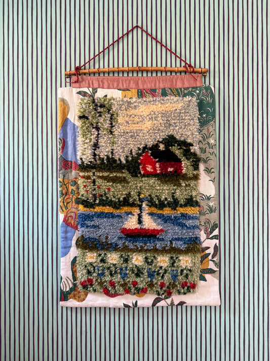 RUG ON WALL - CRÈME de la CRÈME à la HELLE