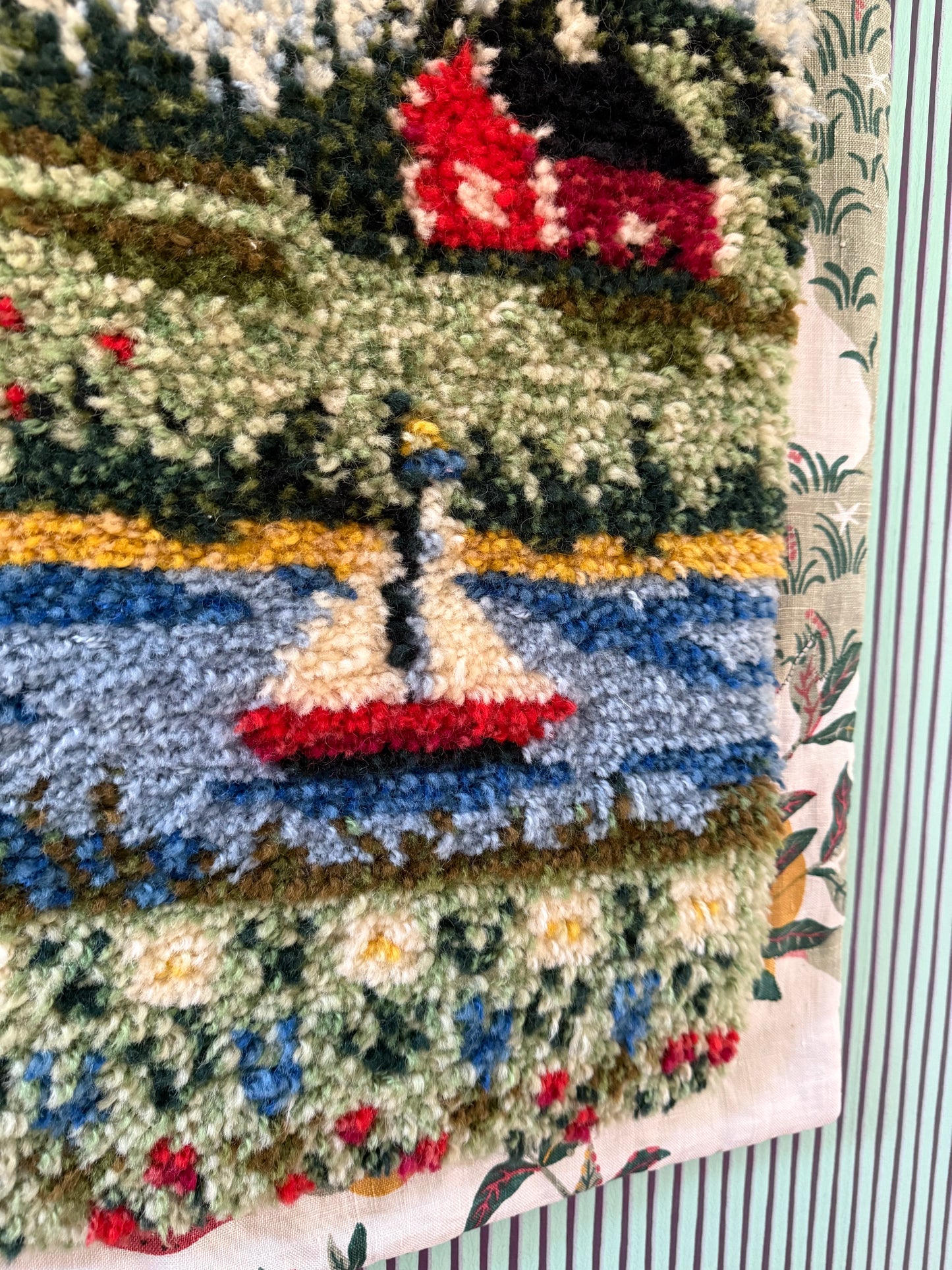 RUG ON WALL - CRÈME de la CRÈME à la HELLE