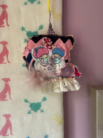 WALL DECORATION LITTLE TWIN STARS NO. 11 - CRÈME de la CRÈME à la HELLE